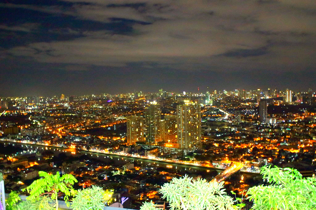 フィリピンのマニラ：シティガーデンホテルのルーフトップバーからの夜景