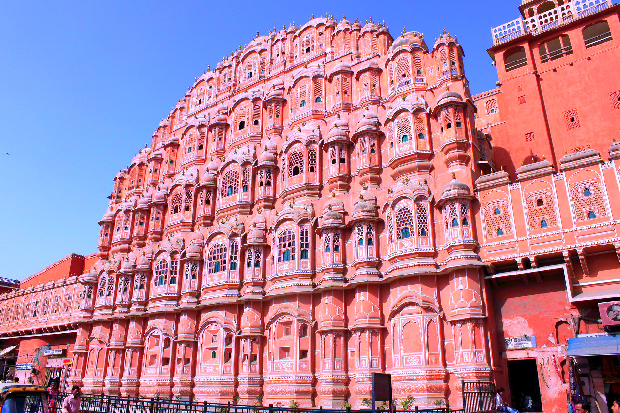 インドのジャイプールにあるピンクシティの風の宮殿「ハワー・マハル」