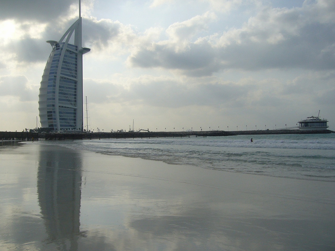 UAEドバイの最高級７つ星ホテル「ブルジュ アル アラブ」とビーチの風景