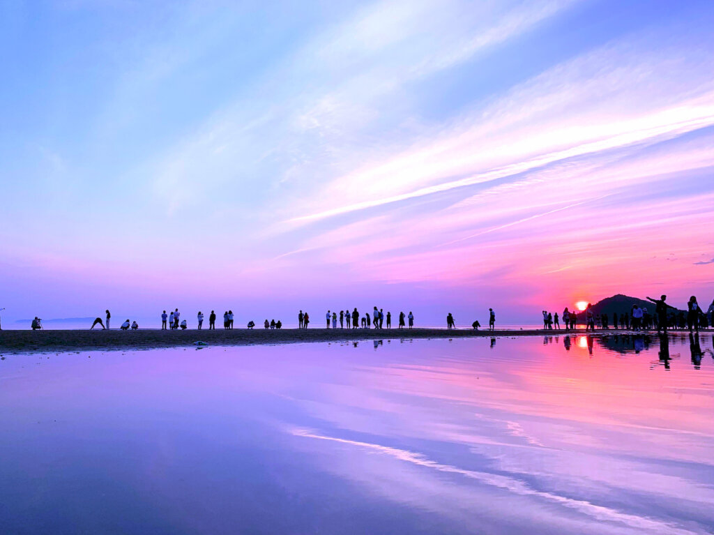 香川県三豊市のウユニ塩湖「父母ヶ浜」のマジックアワーの風景