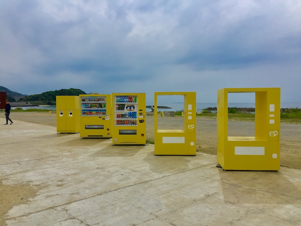福岡県糸島の黄色の自販機オブジェが並ぶ「ジハングン」