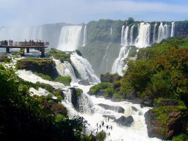 ブラジルのイグアスの滝：トレイルからの風景