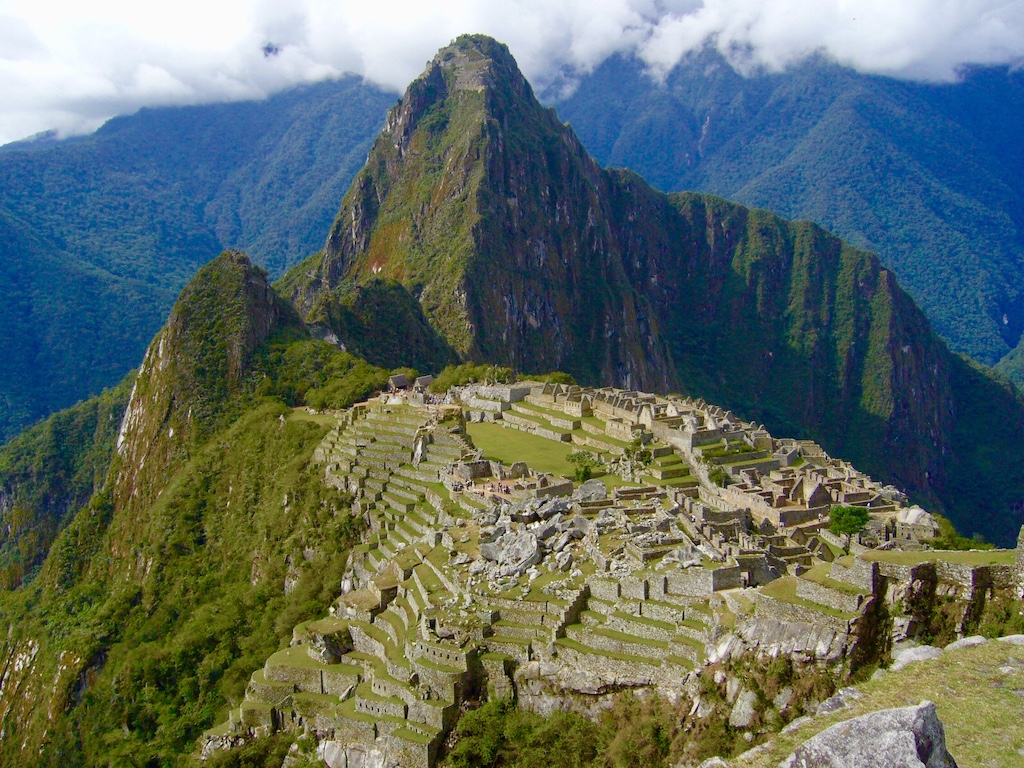 ペルーのマチュピチュ遺跡：マチュピチュ山からの風景