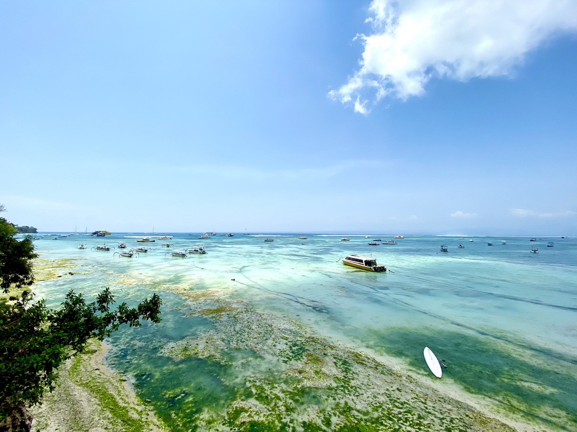 インドネシアのレンボンガン島のルーフトップレストランからの風景