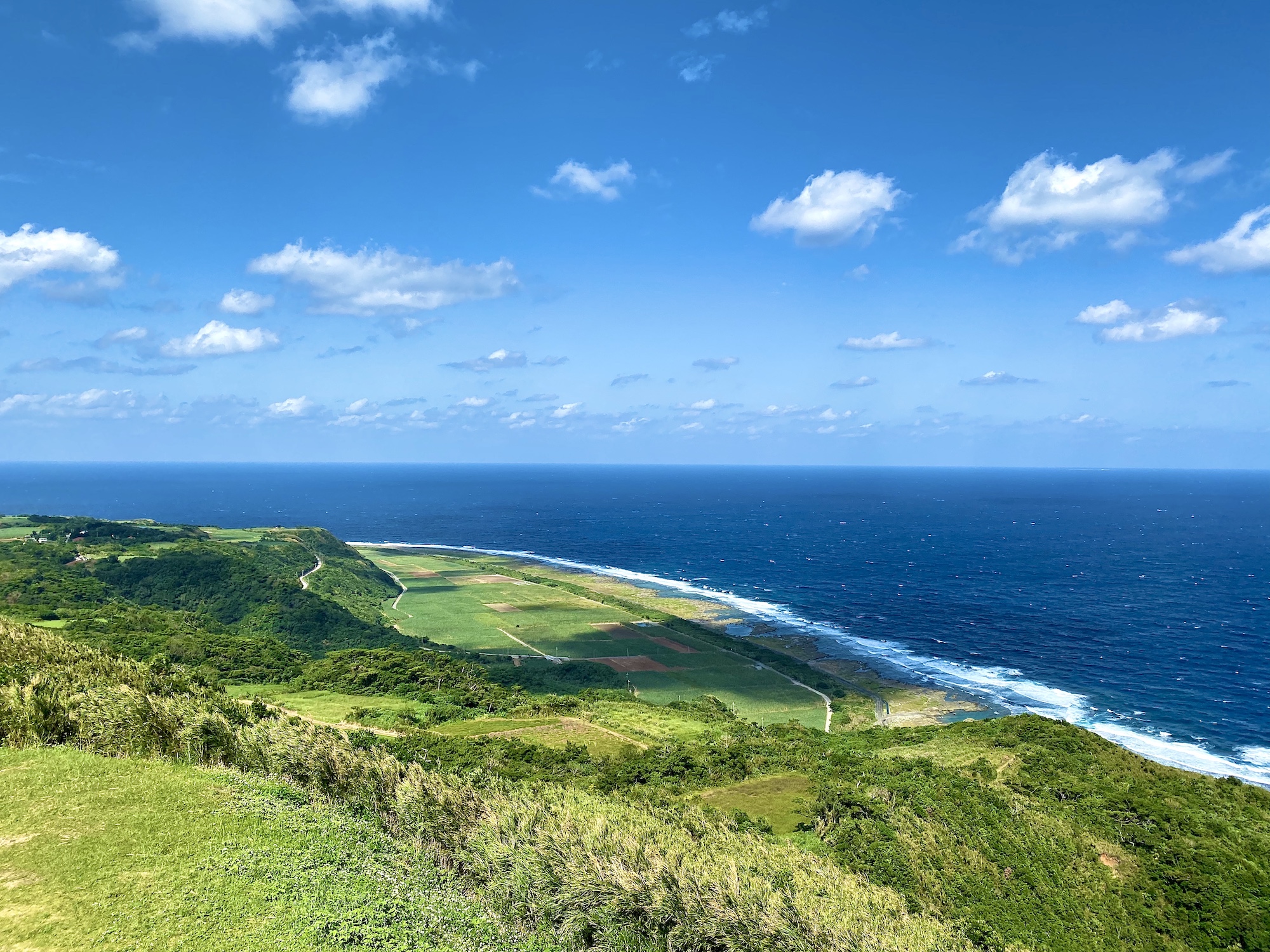 沖縄県久米島の比屋定バンタから海を見わたす風景