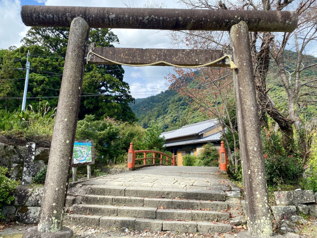 和歌山の那智勝浦：熊野古道「大門坂」の道中にある振ケ瀬橋前の鳥居