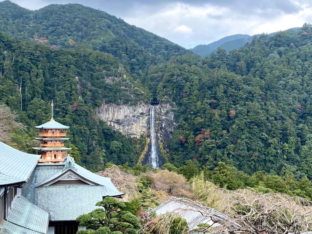 和歌山の那智勝浦：那智大社の青岸渡寺から見た三重塔と那智の滝の風景
