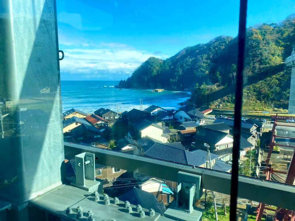 兵庫県美方郡の余部駅にあるクリスタルタワーからの日本海の風景