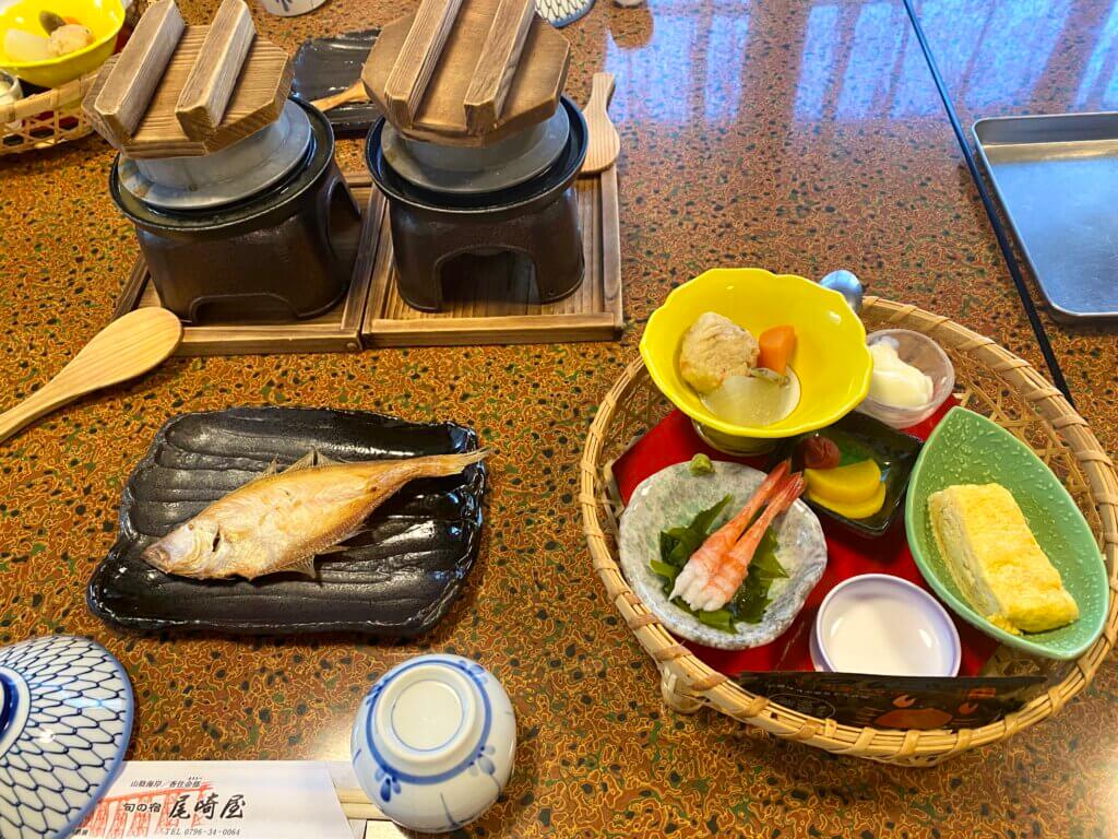 兵庫県余部の旬の宿尾崎屋の朝ごはん：カニ釜飯とセコガニのお味噌汁