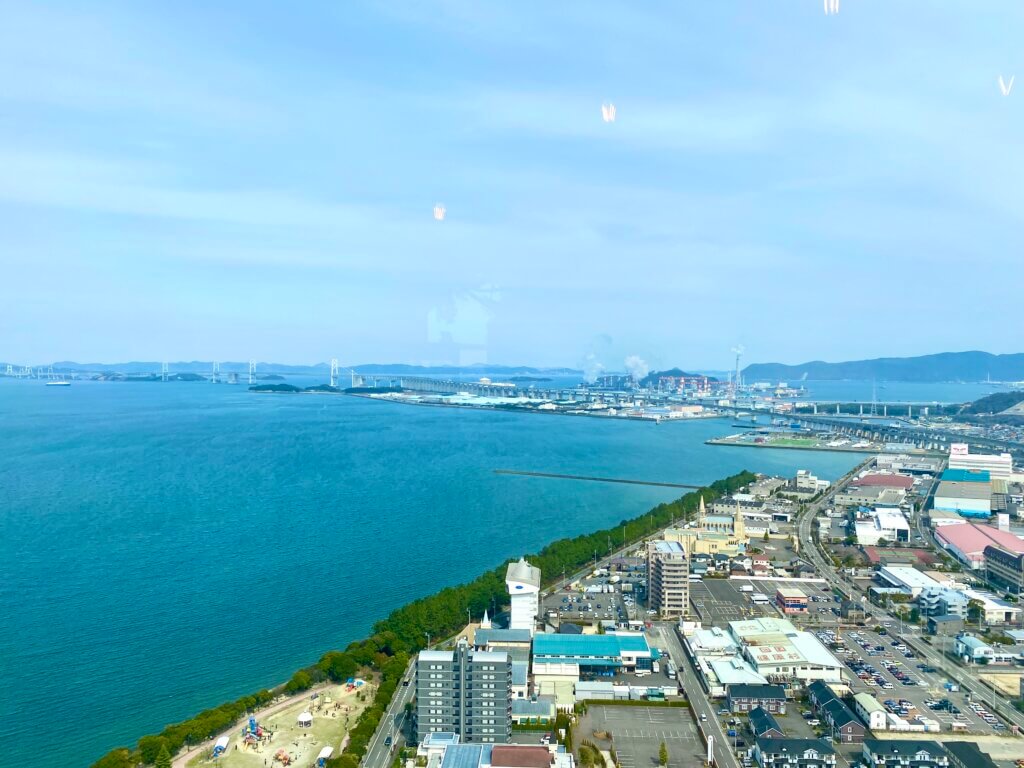 香川県宇多津のゴールドタワー：天空のアクアリウム「ソラキン」から瀬戸内海の風景