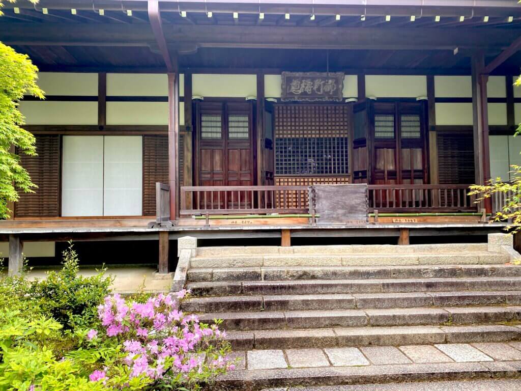 京都府嵐山：常寂光寺の階段からの本殿
