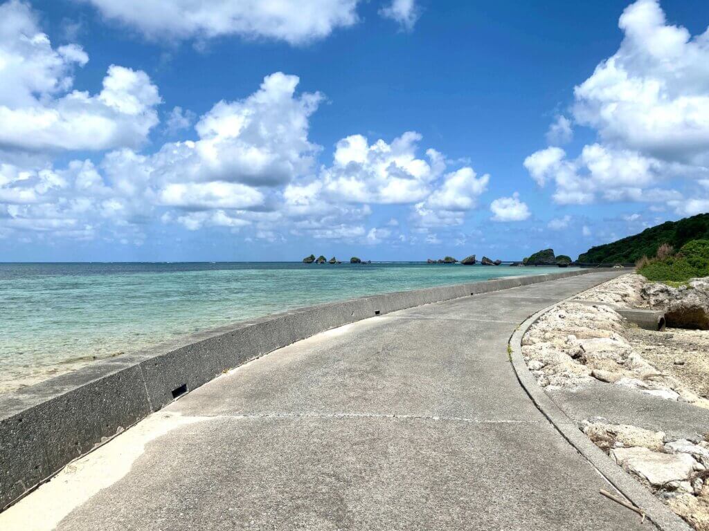 沖縄県宮古島：大神島の海沿い