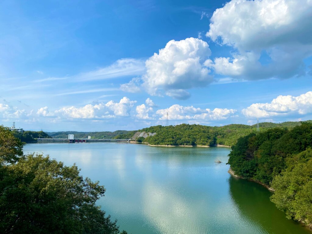 兵庫県神戸西区：BEKOBEモニュメントのあるつくはら湖