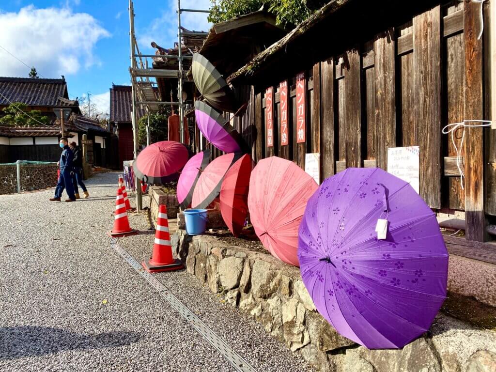 岡山県高梁市：吹屋ふるさと村のベンガラ傘