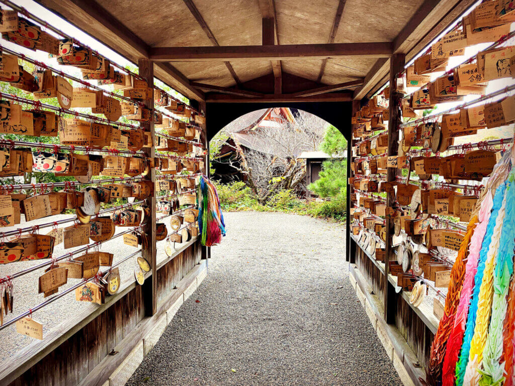 岡山県岡山市：吉備津神社の祈願トンネル