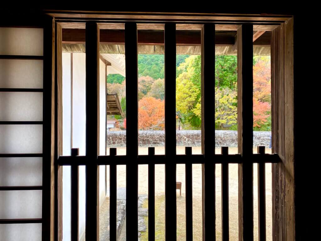 岡山県備前市：吹旧閑谷学校の窓からの紅葉