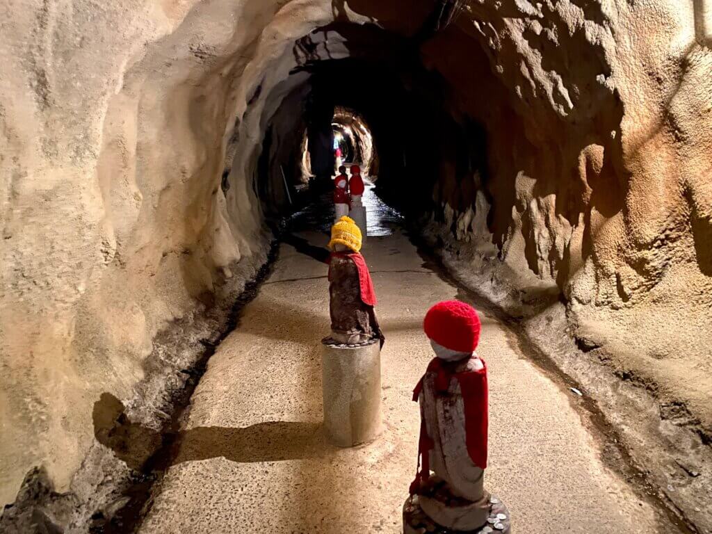 愛媛県松山市：石手寺のマントラ洞窟